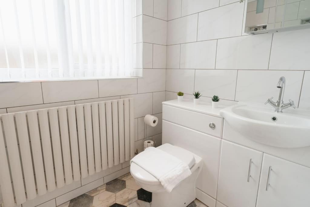 Prenton House, 3Br Close To Liverpool Birkenhead Exterior foto
